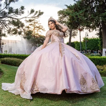 Розовое бальное платье с открытыми плечами, пышное платье, расшитое хрустальным бисером, Золотые аппликации, Корсет Sweet 15 Vestidos De XV Años