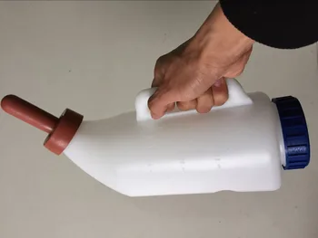 Пластиковая бутылочка для кормления теленка в форме коровьей соски объемом 3 литра